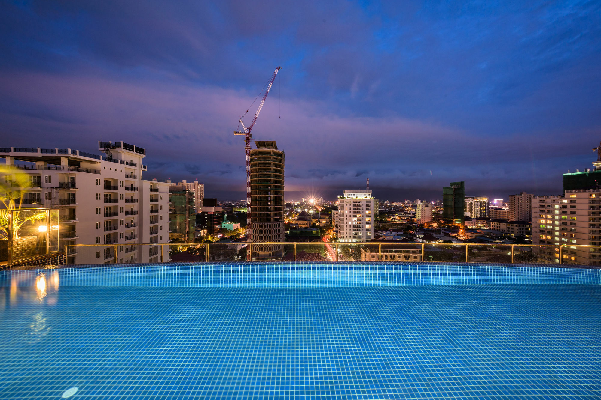 Mansion 51 Hotel & Apartment Phnom Penh Esterno foto